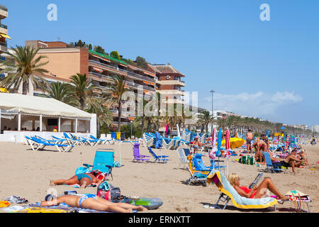 Calafell, Spagna - Agosto 13, 2014: turisti rilassante sulla spiaggia di sabbia di Calafell cittadina nella soleggiata giornata estiva. Tarragona regio Foto Stock