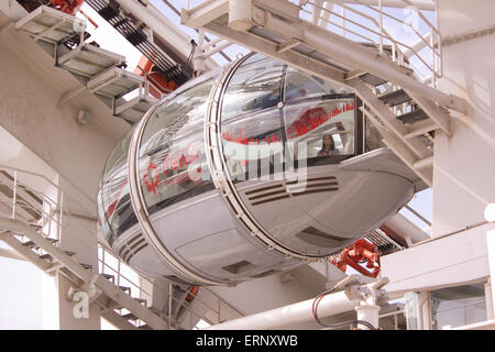 LONDON, Regno Unito - 10 Maggio 2015: dal gennaio 2015, London Eye è sponsorizzato da Coca Cola. Il logo può essere visto sui loro capsule. Foto Stock