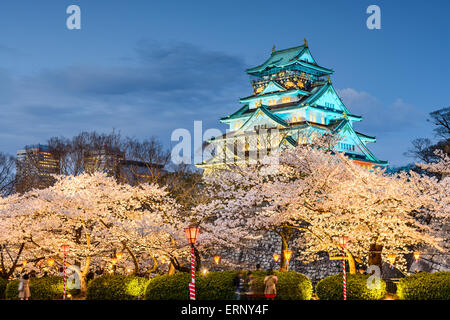 Il Castello di Osaka durante la stagione primaverile di Osaka in Giappone. Foto Stock