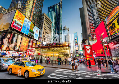 Times Square la folla e il traffico al crepuscolo in New York City. Foto Stock