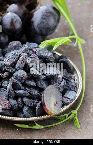 Organici naturali delle uve secche uvetta, rustico still life Foto Stock