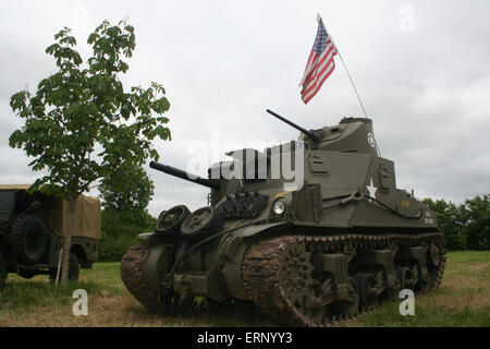 Carentan, Normandia, Francia. Il 6 giugno 2015. Gruppi di rievocazione andare a grandi lunghezze per ricreare la allied accampamenti militari per commemorare l anniversario dello sbarco in Normandia il 6 giugno 1944. I campi includono originale veicoli militari (molti ancora in ordine di lavoro), che sfilano per le strade circostanti. Qui è un M3 WWII serbatoio a Camp Gulch sanguinosa. D-Day festival 2015 commemora il settantesimo anno della fine della seconda guerra mondiale nel 1945. Credito: Daniel e Flossie bianco/Alamy Live News Foto Stock