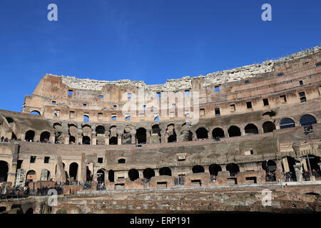 L'Italia. Roma. Il Colosseo (Colosseo) o Anfiteatro flaviano. All'interno. Foto Stock