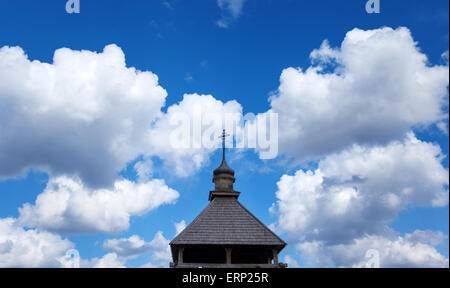 Il legno vecchio rustico edificio della chiesa e la recinzione di legno contro il cielo blu al tramonto Foto Stock