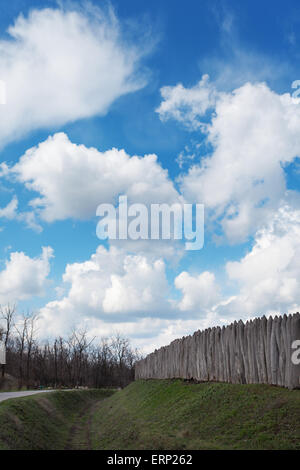 Vecchia staccionata in legno contro il cielo blu con nuvole. Sfondo per la progettazione Foto Stock