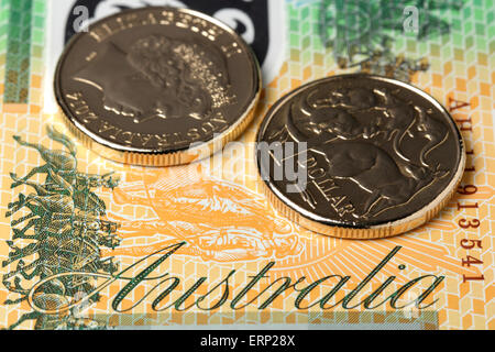 Australian un dollaro monete su un centinaio di Dollar banconota. Valuta australiana. Dollaro australiano. Foto Stock