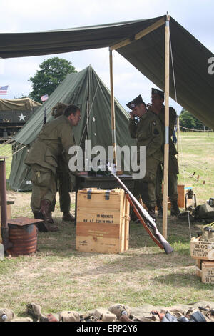 Carentan, Normandia, Francia. Il 6 giugno 2015. Gruppi di rievocazione ricreare Camp Arizona sul sito originale vicino a Carentan come parte del D-Day Festival 2015. Qui uomini vestiti in noi uniforme militare di tenere un incontro all'interno dell'aiuto medico post. Questo anno il D-Day Festival 2015 commemora il settantesimo anno della fine della seconda guerra mondiale. Credito: Daniel e Flossie bianco/Alamy Live News Foto Stock