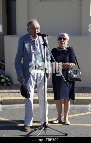 La Normandia, Francia. Il 6 giugno, 2015. Il D-Day 71st anniversario. Una cerimonia per ricordare le forze britanniche sbarco sulla spiaggia di oro a Ver-Sur-Mer. Le spiagge di questa località sono state un obiettivo chiave di Dragoon Guards e East Yorkshire reggimenti. Sono presenti locali rappresentanti del villaggio, tra cui il sindaco, museo proprietario e un veterano comandante delle guardie di Dragoon. Credito: Wayne Farrell/Alamy Live News Foto Stock