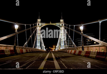 Albert Ponte sul Fiume Tamigi a Londra di notte con nessun auto o il traffico Foto Stock