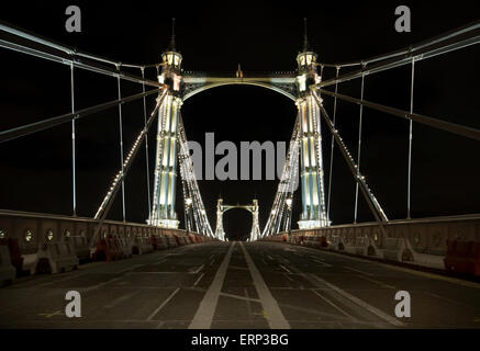 Albert Ponte sul Fiume Tamigi a Londra di notte con nessun auto o il traffico Foto Stock