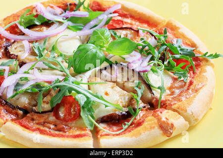 Pizza conditi con formaggio e fette di melanzana Foto Stock