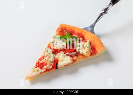 Un trancio di pizza su un server sezioni Foto Stock