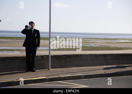 La Normandia, Francia. Il 6 giugno, 2015. Il D-Day 71st anniversario. Una cerimonia per ricordare le forze britanniche sbarco sulla spiaggia di oro a Ver-Sur-Mer. Le spiagge di questa località sono state un obiettivo chiave di Dragoon Guards e East Yorkshire reggimenti. Sono presenti locali rappresentanti del villaggio, tra cui il sindaco, museo proprietario e un veterano comandante delle guardie di Dragoon. Credito: Wayne Farrell/Alamy Live News Foto Stock