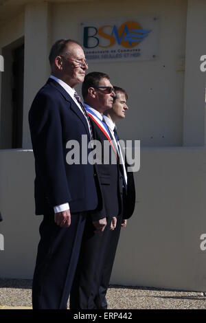 La Normandia, Francia. Il 6 giugno, 2015. Il D-Day 71st anniversario. Una cerimonia per ricordare le forze britanniche sbarco sulla spiaggia di oro a Ver-Sur-Mer. Le spiagge di questa località sono state un obiettivo chiave di Dragoon Guards e East Yorkshire reggimenti. Sono presenti locali rappresentanti del villaggio, tra cui il sindaco, museo proprietario e un veterano comandante delle guardie di Dragoon. Credito: Wayne Farrell/Alamy Live News Foto Stock