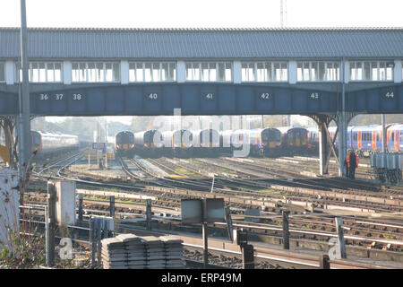 Treni rivestiti fino a Clapham Junction, in Europa la più trafficata Stazione ferroviaria Foto Stock