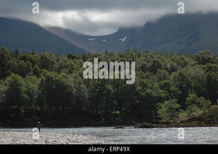 La pesca con la mosca nelle Highlands scozzesi Foto Stock