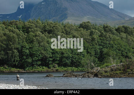 La pesca con la mosca nelle Highlands scozzesi Foto Stock