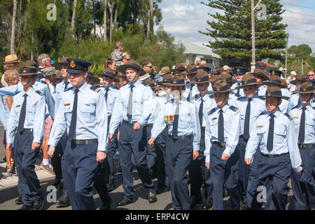 Giovani cadetti della forza di difesa marciano nella parata ANZAC Day a nord di Sydney, Australia Foto Stock
