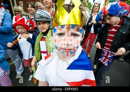 St George in un inglese street party per celebrare la nascita del nuovo Prince George Foto Stock