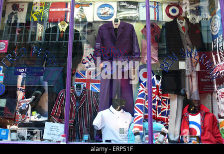 Mod vestiti in un negozio di abbigliamento in Soho Foto Stock