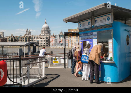 Le persone acquistano i biglietti a Bankside Pier per il viaggio in barca sul fiume Tamigi, London REGNO UNITO Foto Stock