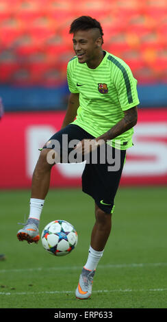 Berlino, Germania. 05 Giugno, 2015. Neymar Jr. del FC Barcelona durante la fase finale della formazione del team all'Olympiastadion di Berlino, Germania, 05 giugno 2015. FC Barcelona dovrà affrontare la Juventus FC nel 2015 finale di UEFA Champions League Soccer Match nello Stadio Olimpico di Berlino, Germania il 06 giugno 2015. Foto: Ina Fassbender/dpa/Alamy Live News Foto Stock