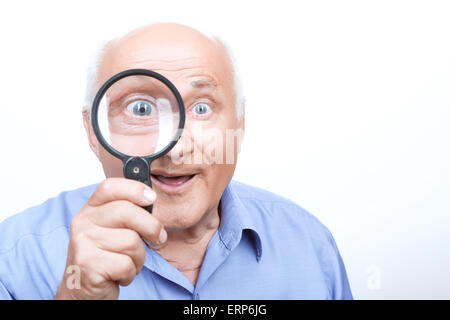Nonno gradevole mantenendo loupe Foto Stock