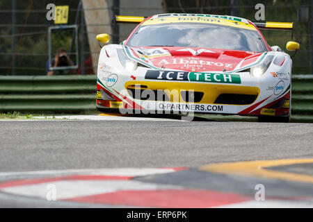 Imola, Italia - 16 Maggio 2015: Ferrari F458 Italia GT3 del team Af Corse, in azione durante il European Le Mans Series - 4 ore Foto Stock