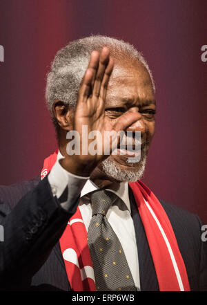 Stuttgart, Germania. Il 6 giugno, 2015. Kofi Annan, ex Segretario Generale dell ONU, onde presso il pubblico durante il 2015 Chiesa Evangelica congresso a Stoccarda, Germania, 06 giugno 2015. Foto: PATRICK SEEGER/dpa/Alamy Live News Foto Stock