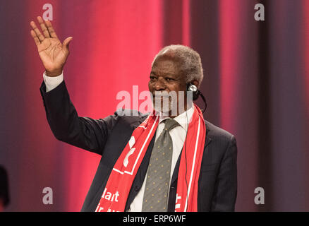 Stuttgart, Germania. Il 6 giugno, 2015. Kofi Annan, ex Segretario Generale dell ONU, onde presso il pubblico durante il 2015 Chiesa Evangelica congresso a Stoccarda, Germania, 06 giugno 2015. Foto: PATRICK SEEGER/dpa/Alamy Live News Foto Stock