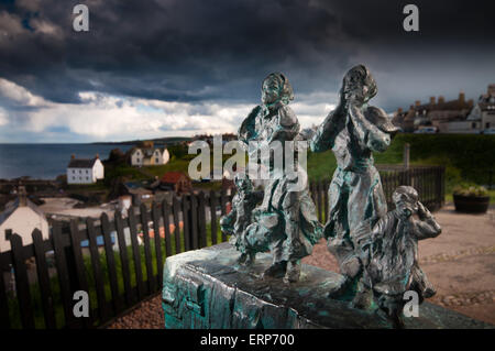 La piccola pesca scozzese villaggio di St Abbs e il monumento al disastro di pesca del 1881 in cui 189 uomini sono stati annegati in gran parte da Eyemouth Foto Stock