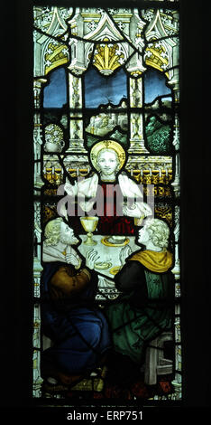 Una vetrata dai Kempe Studios del 1921 raffigurante la cena ad Emmaus, la Chiesa della Santissima Trinità, Blatherwycke, Northamptonshire Foto Stock