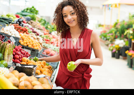 Afro donna shopping organici di verdure e frutta Foto Stock