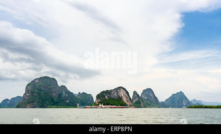 Bellissimo paesaggio del mare di Isola Punyi o Koh Panyee è fisherman village attrazioni culturali nel corso di un tour in barca Foto Stock