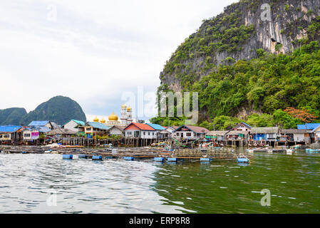 Paesaggio Koh Panyee o isola Punyi home è flottante sul mare durante un tour in barca all'Ao Phang Nga Bay National Park Foto Stock