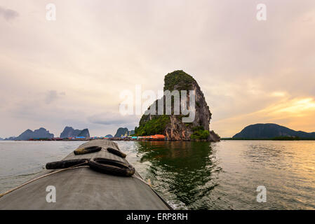 Splendidi paesaggi del mare al tramonto. Durante il viaggio da Koh Panyi o Koh Panyee isola in barca in Ao Phang Nga Bay N Foto Stock