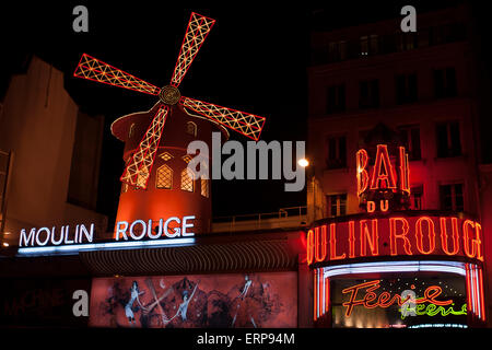 Mulino Rosso del famoso Moulin Rouge cabaret e night club di Parigi di notte, Francia Foto Stock