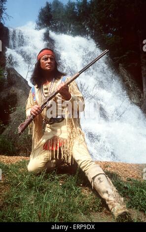 (Dpa file) - attore francese Pierre Brice stelle come leader di Apache Winnetou a Karl Festival di Maggio in Elspe, Germania, il 9 giugno 1982. Winnetou e il suo bianco-pelle vecchio amico Shatterhand sono gli eroi del film basato sul tedesco western dai romanzi di Karl May. Essi sono attualmente di spoofing in tedesco la commedia blockbuster 'Der Schuh des Manitu' ('Manitou scarpa dell', 2001), che è stato un colpo a sorpresa al mercato cinematografico di Cannes e recentemente venduto in molti paesi di tutto il mondo. Foto Stock