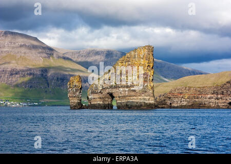 Isole Faerøer : roccia naturale passaruota attraverso una pila di mare Foto Stock