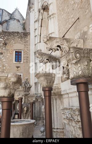 Dettagli di beccatelli all'interno del Convento do Carmo a Lisbona. Questa grande cattedrale costruita dall'Ordine Carmelitano e fu distrutto d Foto Stock