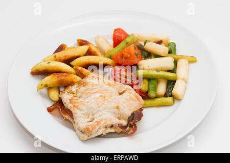 Il tacchino ripieno scaloppine con prosciutto di Parma, gli asparagi e le patate e tagliatelle Foto Stock