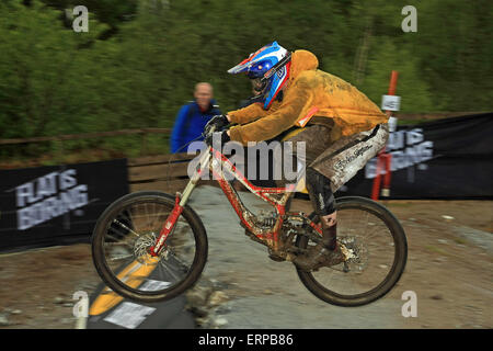 Fort Williams, Scotland, Regno Unito. 05 Giugno, 2015. Condizioni meteorologiche estreme non ha fermato i piloti praticando sul corso per il round 2 organizzatore della Coppa del Mondo di Mountain Bike a Fort William, in Scozia il 6-7 giugno 2015. Credito: Malcolm gallone/Alamy Live News Foto Stock