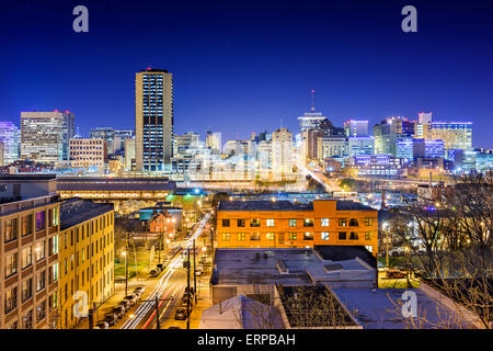 Richmond, Virginia, Stati Uniti d'America skyline del centro di notte. Foto Stock