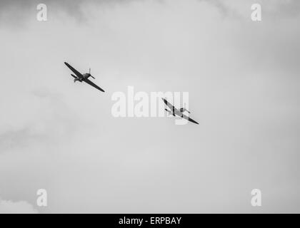 Due Spitfire in Driffield air show e festival vintage, Yorkshire Foto Stock