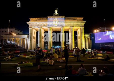 Brandenburger Tor è illuminata con i colori del FC Barcelona squadra bandiere, Berlin, Germania 5 Giugno 2015. La finale di Champions League tra Juventus Torino e il FC Barcelona si svolge a Berlino, in Germania il 6 giugno 2015. Foto: Joerg Carstensen/dpa Foto Stock