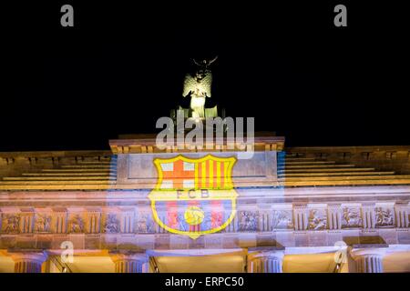 Brandenburger Tor è illuminata con i colori del FC Barcelona squadra bandiere, Berlin, Germania 5 Giugno 2015. La finale di Champions League tra Juventus Torino e il FC Barcelona si svolge a Berlino, in Germania il 6 giugno 2015. Foto: Joerg Carstensen/dpa Foto Stock