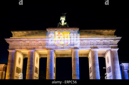 Brandenburger Tor è illuminata con i colori del FC Barcelona squadra bandiere, Berlin, Germania 5 Giugno 2015. La finale di Champions League tra Juventus Torino e il FC Barcelona si svolge a Berlino, in Germania il 6 giugno 2015. Foto: Joerg Carstensen/dpa Foto Stock