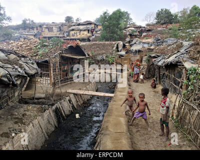 Bangladesh Rohingyas giocare i bambini in un campo profughi a Marzo 31, 2015 nei pressi del confine birmano in Kutupalong, Bangladesh. Migliaia di rifugiati Rohingyas sono fuggiti per le persecuzioni in Birmania. Foto Stock