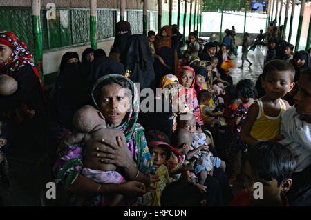 Bangladesh Rohingyas in un campo di rifugiati 31 Marzo 2015 nei pressi del confine birmano in Kutupalong, Bangladesh. Migliaia di rifugiati Rohingyas sono fuggiti per le persecuzioni in Birmania. Foto Stock