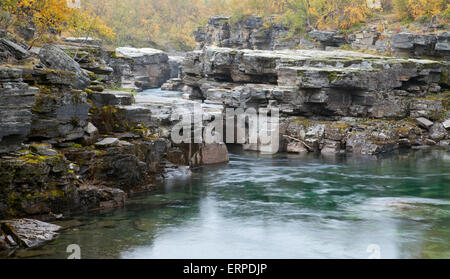 Corto fiume e le rapide fino a Nord. Canyon con rocce e dirupi circondato da alberi colorati, la vegetazione in autunno i colori dell'autunno. Foto Stock